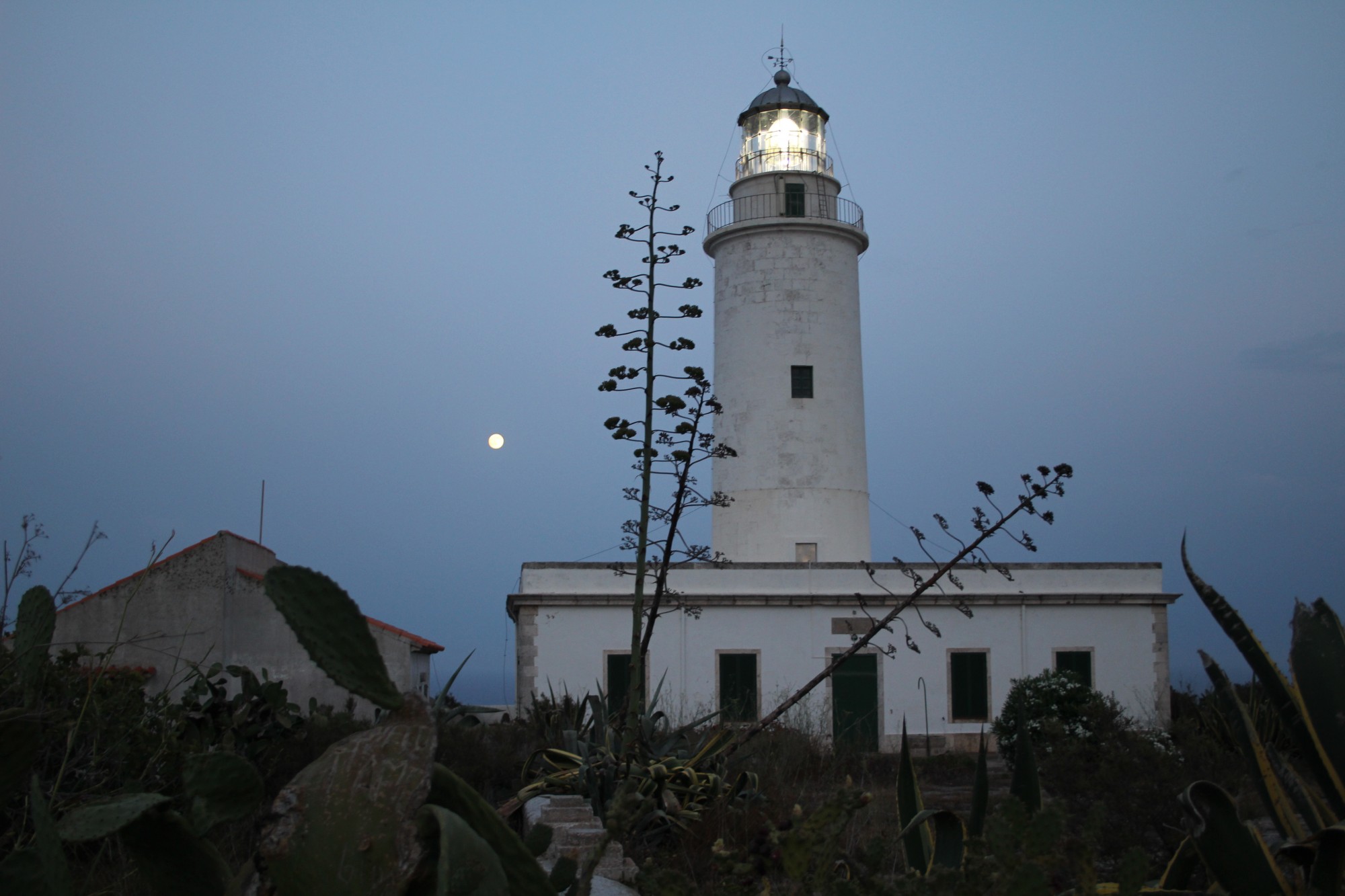 El faro de La Mola, al anochecer