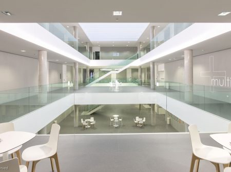 Patio Interior del edificio, con rotulación en vinilo en las paredes / Fotografía: UTI (USAL)